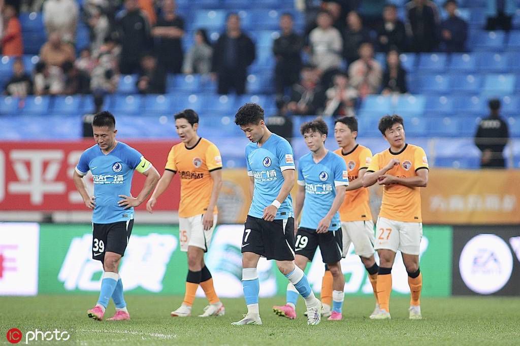 全场比赛结束，阿森纳2-1狼队。